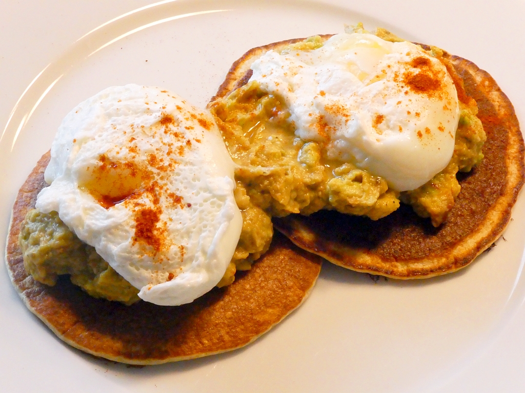 Haferflöckli Pancakes mit Avocado und pochiertem Ei