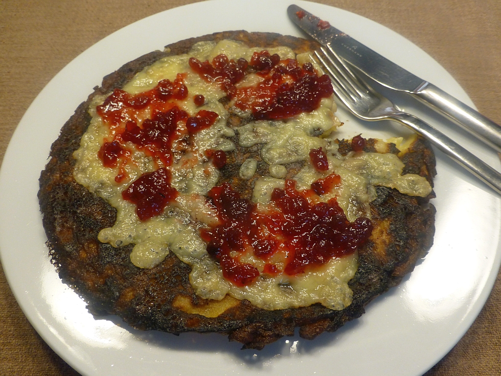 Kartoffelpuffer mit Schweizer Bergkäse und Preiselbeeren