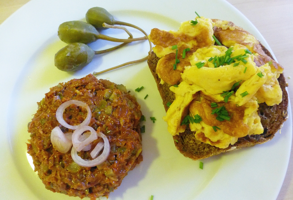 Dörrtomatentartar mit Rührei auf Brot